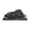 Statuette of a burnished bronze lion on a marble base (left). - Moinat - Decorating accessories