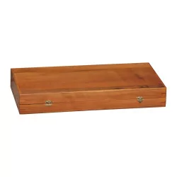 деревянная коробка с игрой в нарды с фишками.