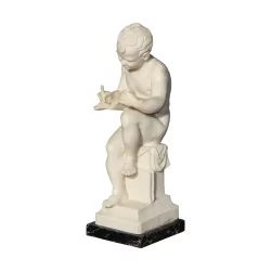 Statuette en marbre blanc "Chérubin" en train d’écrire, sur