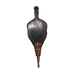 木头和棕色皮革风箱，钉饰。 20世纪