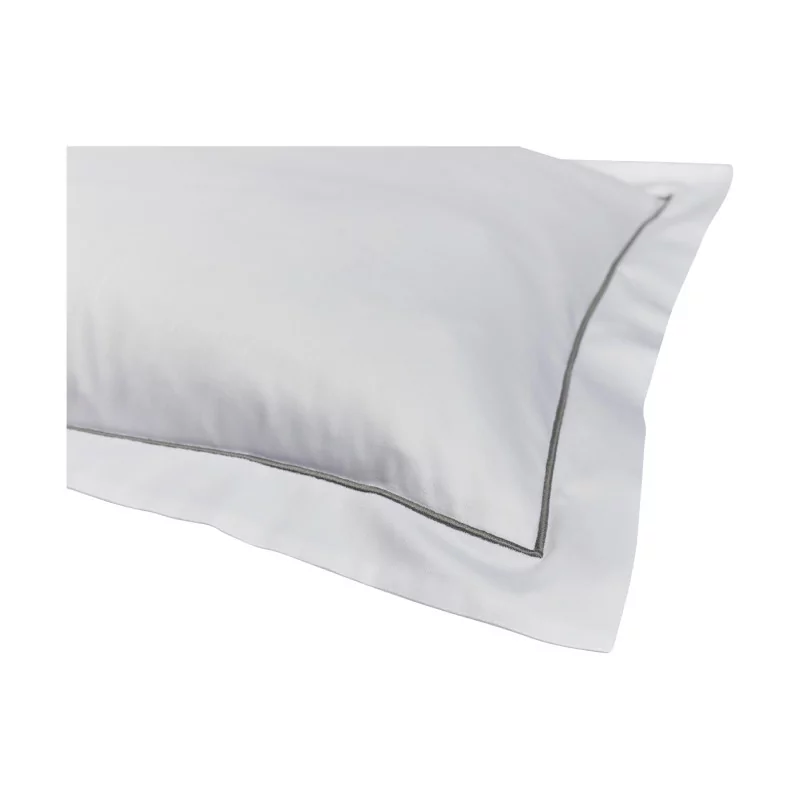 个“By Moinat”系列枕套，白色缎面材质（100% - Moinat - 羽绒和床单