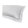 个“By Moinat”系列枕套，白色缎面材质（100% - Moinat - 羽绒和床单