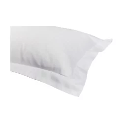 个“By Moinat”系列枕套，白色缎面材质（100%
