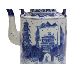chinesische Teekanne aus blau-weiß bemaltem Porzellan in guter …
