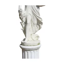 Большая статуя «Женщина-Лето» из натурального щебня …