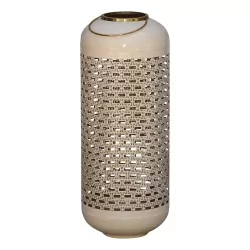 подсвечник из окрашенного металла.