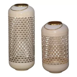 подсвечник из окрашенного металла.