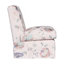кресло у камина американской модели, обтянутое 5 мл цветочной ткани.