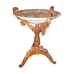 个三脚架桌，由 Brienz 的雕刻木底座组成......