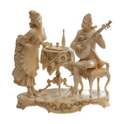 Statuette, die eine Gruppe darstellt, darunter ein Musiker und ein …