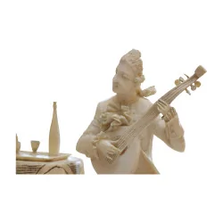 个小雕像，代表一个团体，包括一位音乐家和一位……