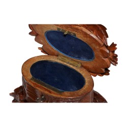 Brienzer Dose aus geschnitztem Holz. Schweiz, 19. Jahrhundert.