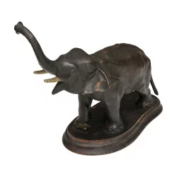 Statuette d'un éléphant en bronze patiné avec socle. 20ème …