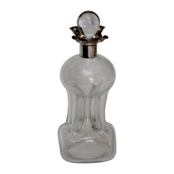 Carafe ancienne en verre avec col en argent. 20ème siècle