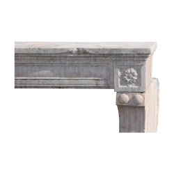 Louis XVI Kamin aus rosafarbenem Marmor. Frankreich, 18. Jahrhundert.