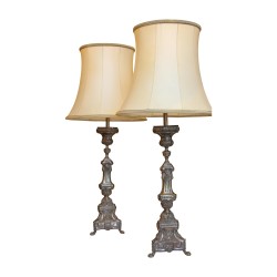 Paire de torchères en métal argenté, transformées en lampes