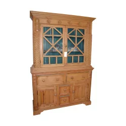 个带杉木门的餐具柜，造型精美，雕刻精美，……