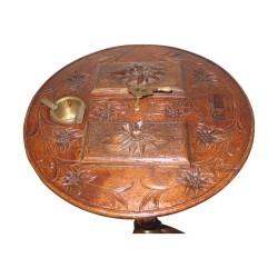 geschnitzter Rauchertisch aus Holz, mit Zigarettenschneider. 19. …