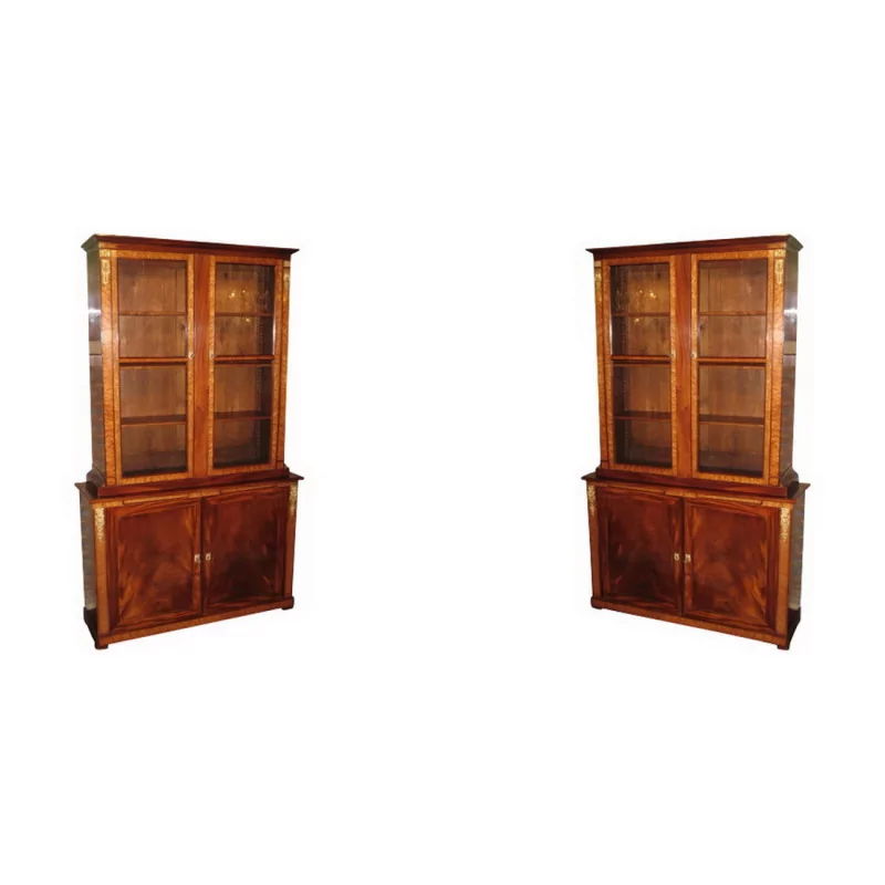 Pair of mahogany and magnifying bookcases, mounted on … - Moinat - Bookshelves, Bookcases, Curio cabinets, Vitrines