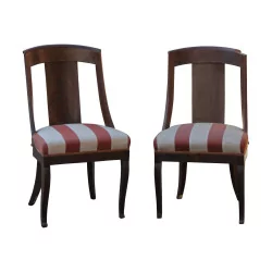 2 张红木长椅，上面覆盖着条纹织物……