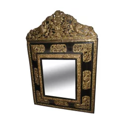 面木头和压花黄铜荷兰镜子。 18世纪。
