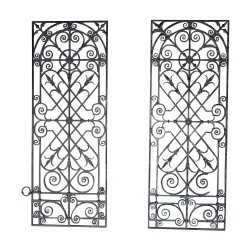 Paire de grilles pour porte en fer forgé, richement …