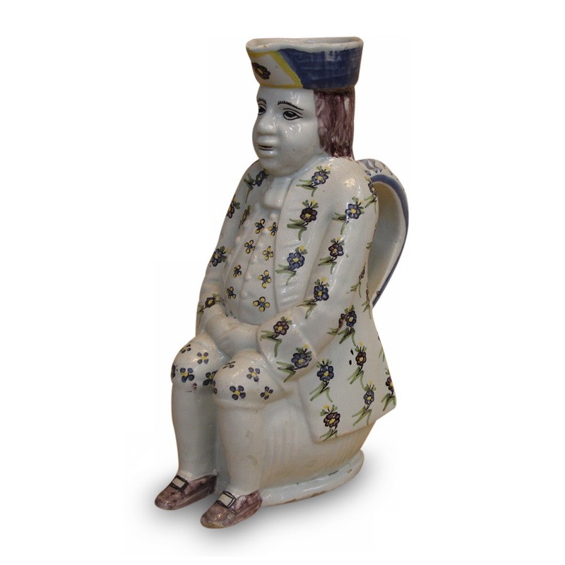 Pichet dit «jacquot» à décor polychrome en forme d'homme assis … - Moinat - Porcelaine Pichet dit «jacquot» à décor polychrome en forme d'homme assis … - Moinat - Porcelaine