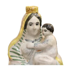 Vierge à l'enfant debout, vêtue d'une robe blanche et un voile …