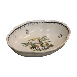 Plat ou compotier en faïence, décor polychrome de …