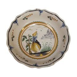 Plat ou compotier rond en faïence, décor polychrome de femme …