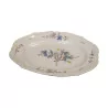 Earthenware dish with contoured edge with polychrome decoration of … - Moinat - Chinaware, Porcelain