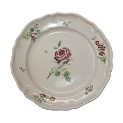 Assiette en faïence à bord contourné à décor polychrome d'une …