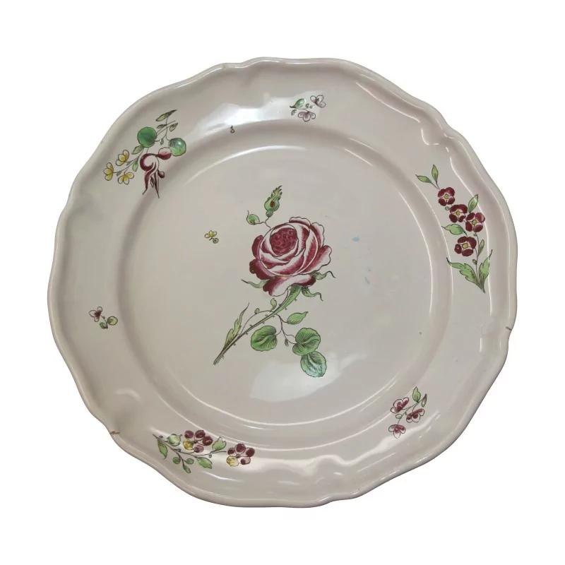 Assiette en faïence à bord contourné à décor polychrome d'une … - Moinat - Porcelaine