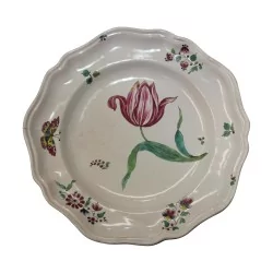 个带波状边缘和多色装饰的陶盘……