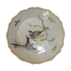 Assiette à bord contourné en faïence à décor polychrome d'un …