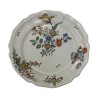 Assiette à bord contourné en faïence à décor polychrome d'un … - Moinat - Porcelaine
