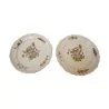 Pair of plates with contoured border decorated in polychrome … - Moinat - Chinaware, Porcelain