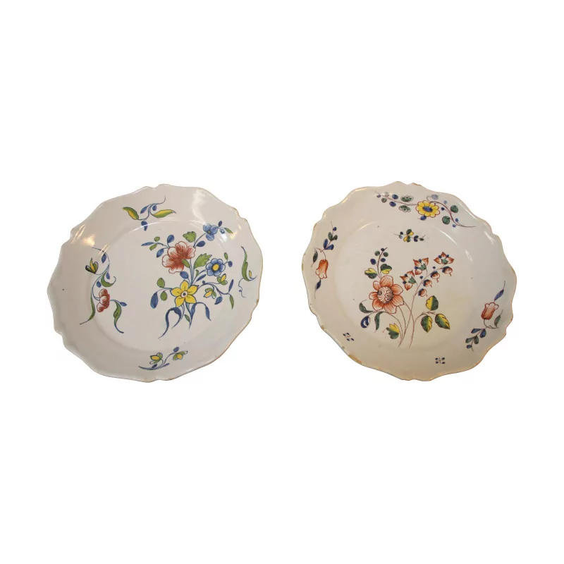 Pair of plates with contoured border decorated in polychrome … - Moinat - Chinaware, Porcelain