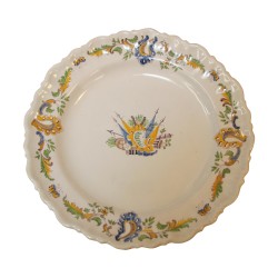 Assiette à bord contourné en faïence à décor polychrome …