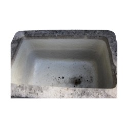 汝拉石制矩形盆，修复于 19 世纪。