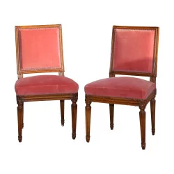 пара стильных стульев, обтянутых розовым бархатом цвета …