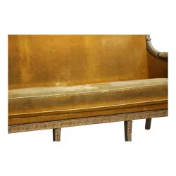 张 3 座 Empire 沙发，采用镀金和雕刻彩绘木材制成，位于
