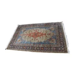 восточный ковер синего, красного, зеленого и желтого цветов с бахромой