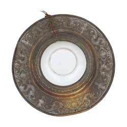 Assiette peinte avec cadre en tôle. 20ème siècle
