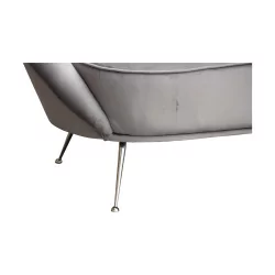 Un canapé modèle Ico Parisi de velours gris foncé