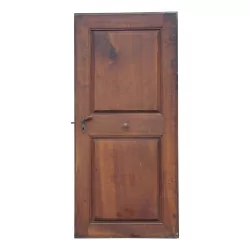alte Tür aus Nussbaumholz und geformten Paneelen. Schweizerisch …