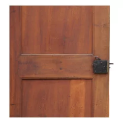 alte Tür aus Nussbaumholz und geformten Paneelen. Schweizerisch …