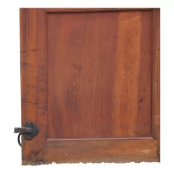 старая дверь из орехового дерева и лепных панелей. Швейцарский …