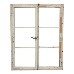 Tannenholzfenster mit schmiedeeisernen Beschlägen …