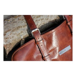 Sac porte - bûches en cuir de vachette coloris brun.